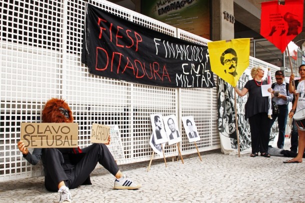 Usando uma máscara de gorila, uma atriz segurava cartolinas com os nomes “Dr Geraldo” e “Olavo Setúbal”, em referência a Geraldo Resende de Mattos, ex-funcionário da Fiesp, e ao banqueiro Olavo Setúbal, que foi prefeito biônico de São Paulo, entre 1975 e 1979.