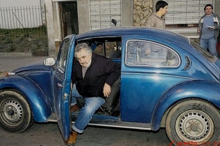 O presidente José Mujica dirige seu Fusca, que vale mil dólares