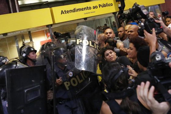 Policiais e manifestantes no protesto no dia 27, em São Paulo. / NACHO DOCE (REUTERS)
